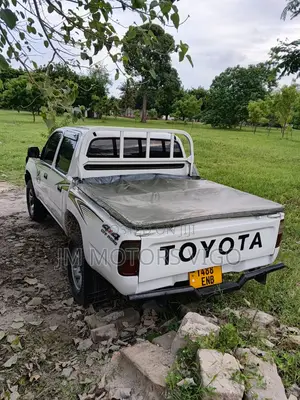 Toyota Hilux 2000 White