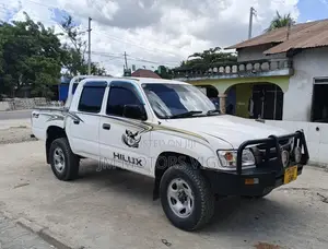 Toyota Hilux 2000 White