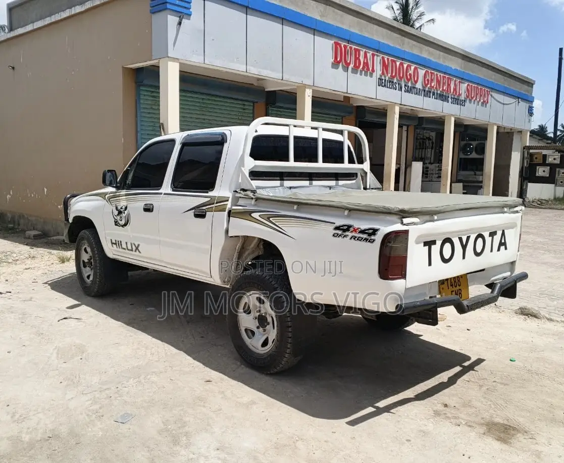 Toyota Hilux 2000 White
