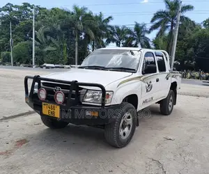 Toyota Hilux 2000 White