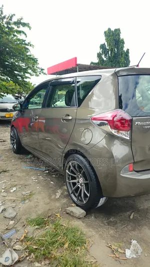 Toyota Ractis 2015 Gold
