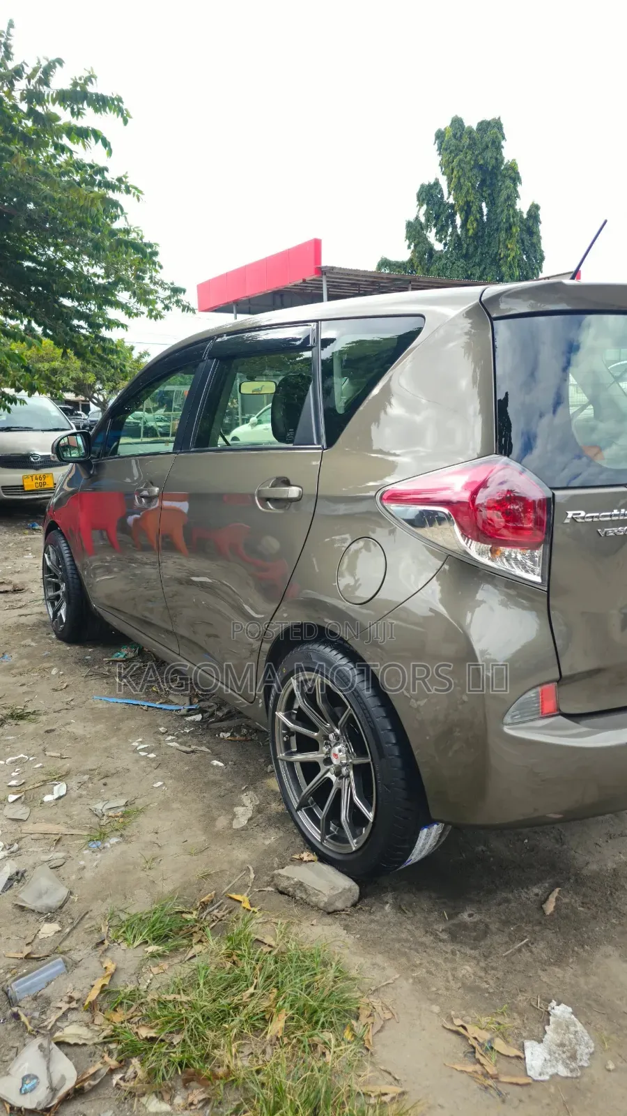 Toyota Ractis 2015 Gold
