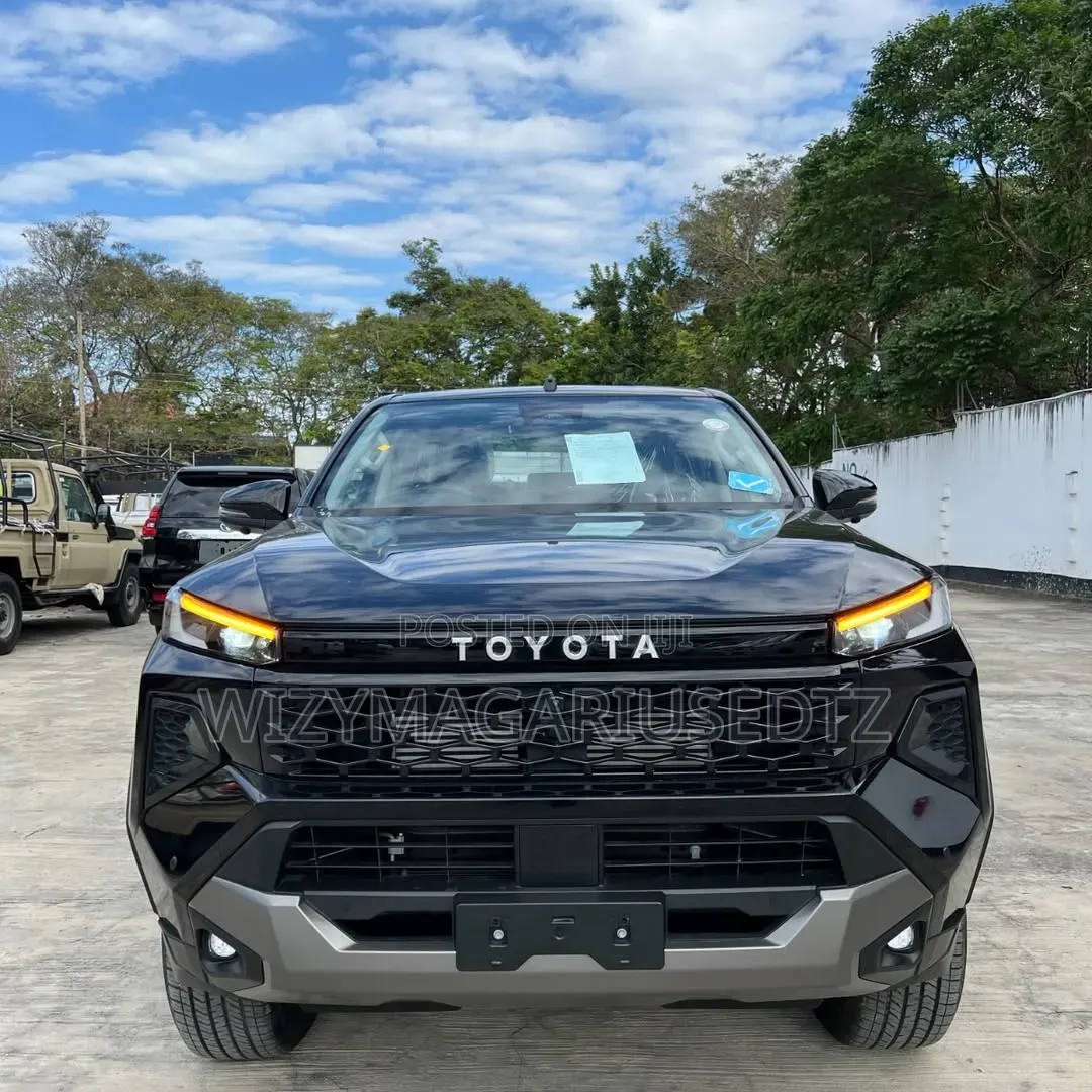 Toyota Hilux 2025 Matt Black
