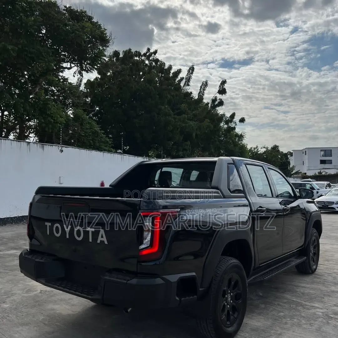Toyota Hilux 2025 Matt Black