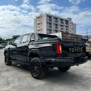 Toyota Hilux 2025 Matt Black