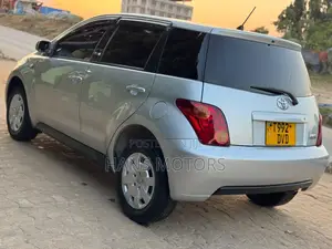 Toyota IST 2004 Silver