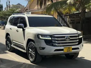 Toyota Land Cruiser LC300 2024 White