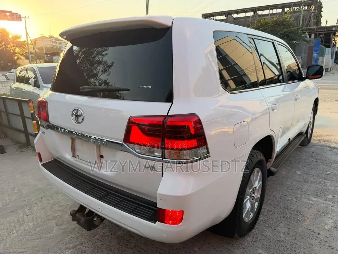 Toyota Land Cruiser 2016 White