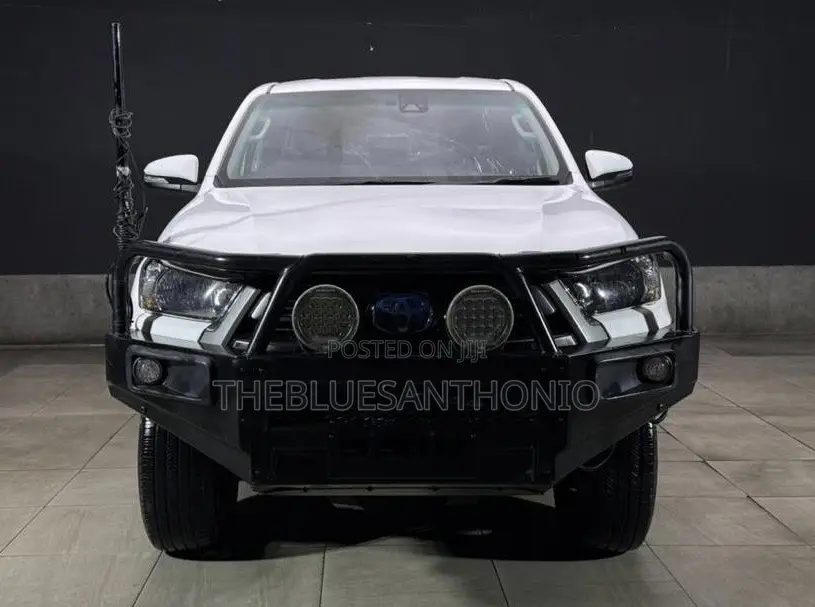 Toyota Hilux 2023 White
