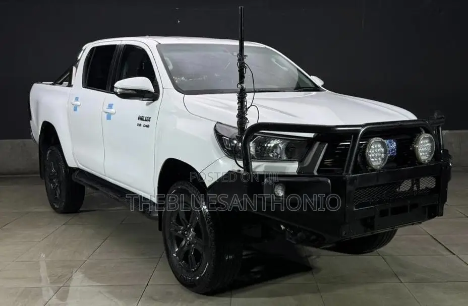 Toyota Hilux 2023 White