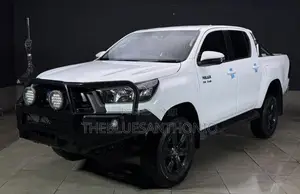 Toyota Hilux 2023 White