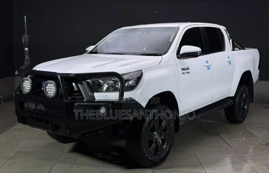 Toyota Hilux 2023 White
