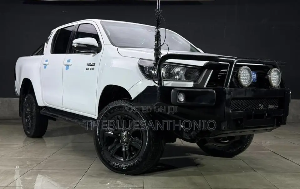 Toyota Hilux 2023 White