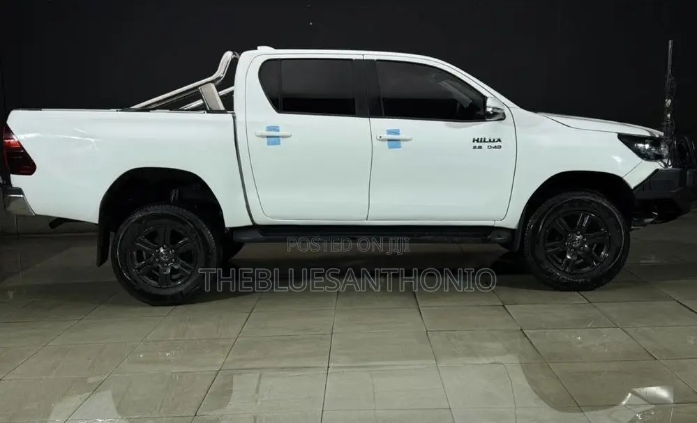 Toyota Hilux 2023 White