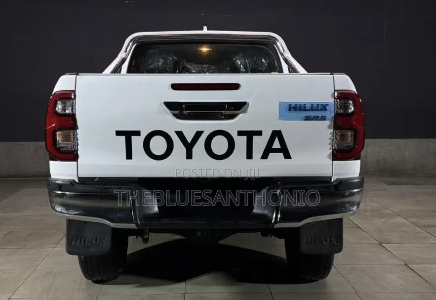 Toyota Hilux 2023 White