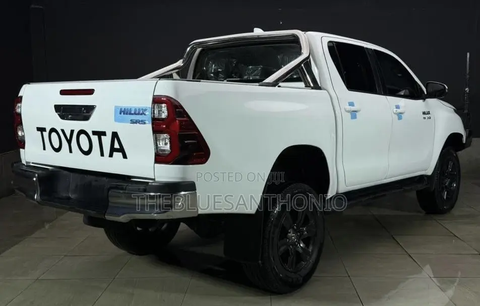 Toyota Hilux 2023 White