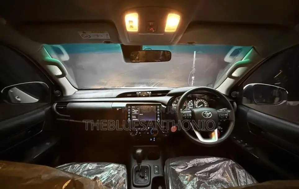 Toyota Hilux 2023 White