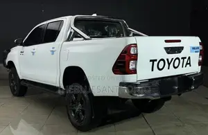 Toyota Hilux 2023 White
