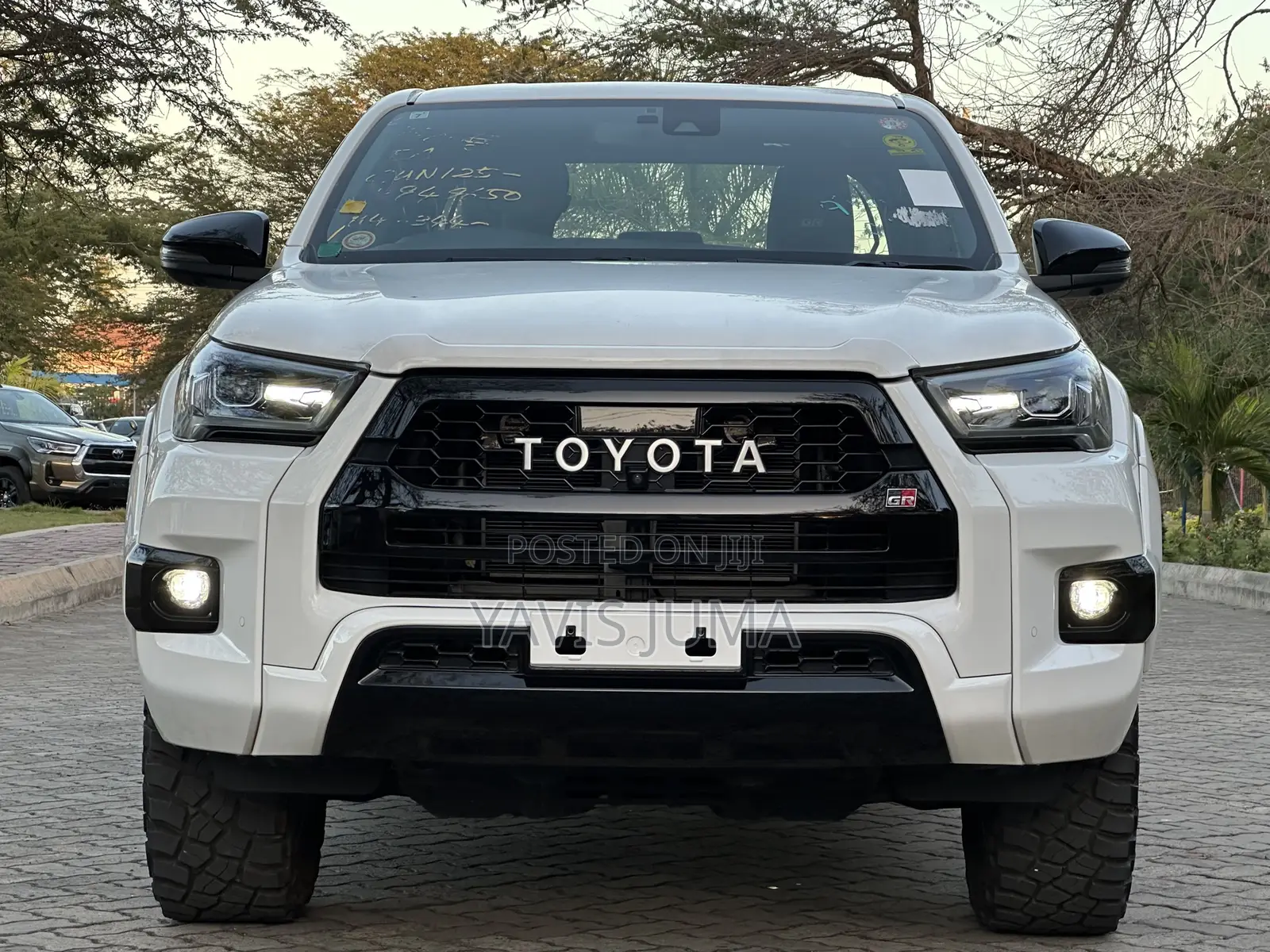 Toyota Hilux 2023 White