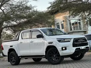 Toyota Hilux 2023 White