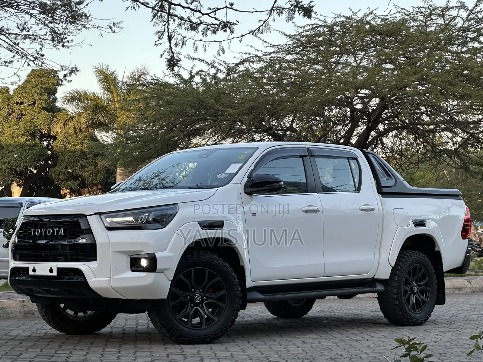 Toyota Hilux 2023 White