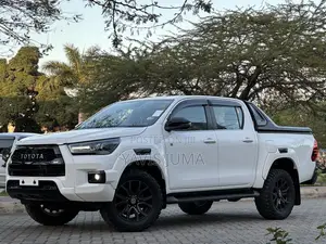 Toyota Hilux 2023 White