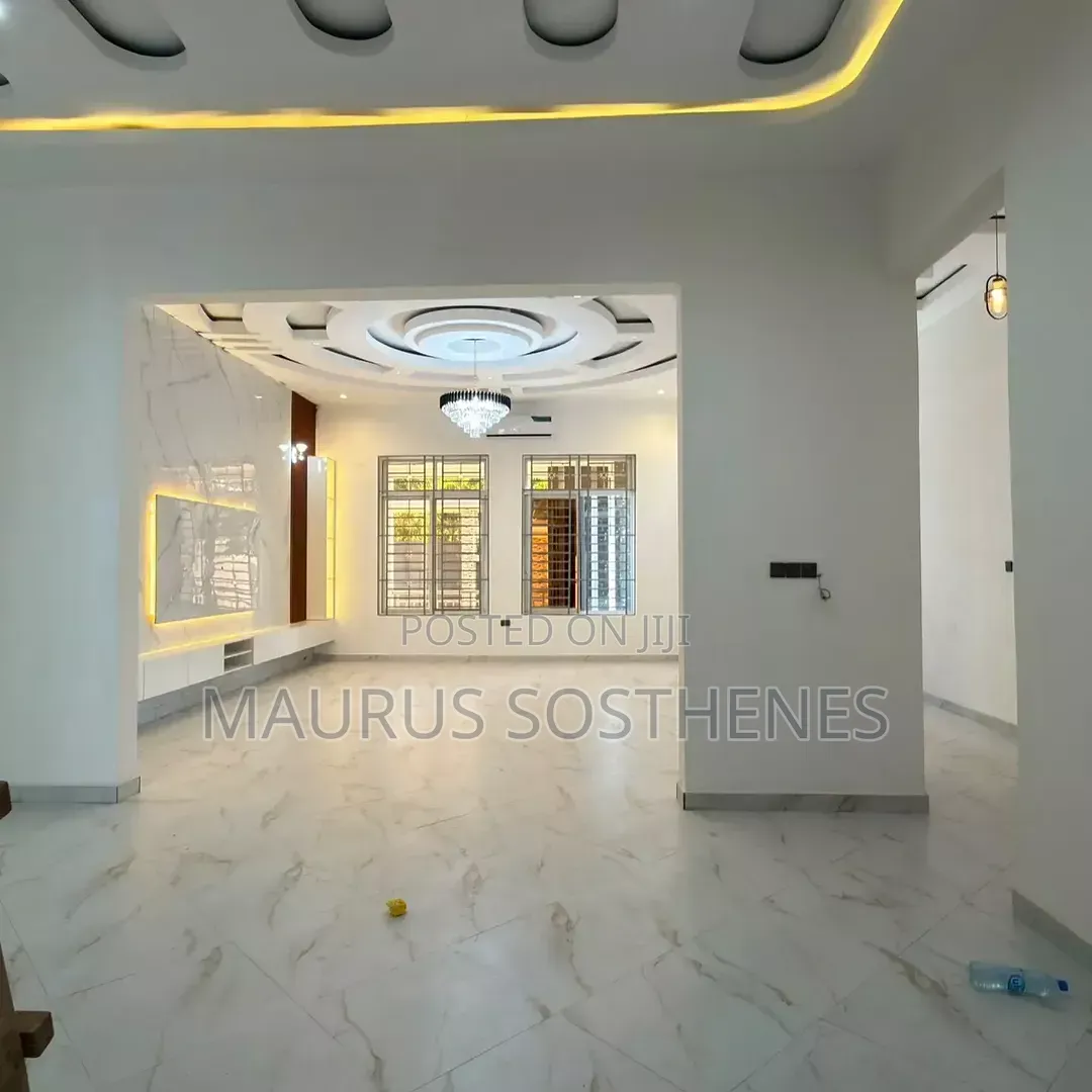 8bdrm House in Goba Centre for sale