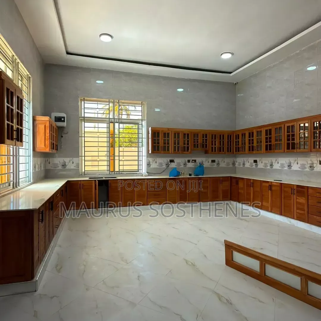 8bdrm House in Goba Centre for sale