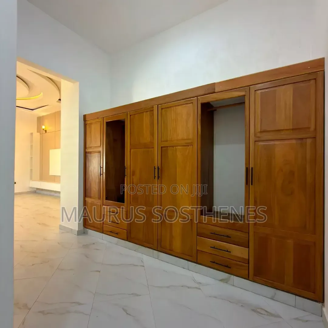 8bdrm House in Goba Centre for sale