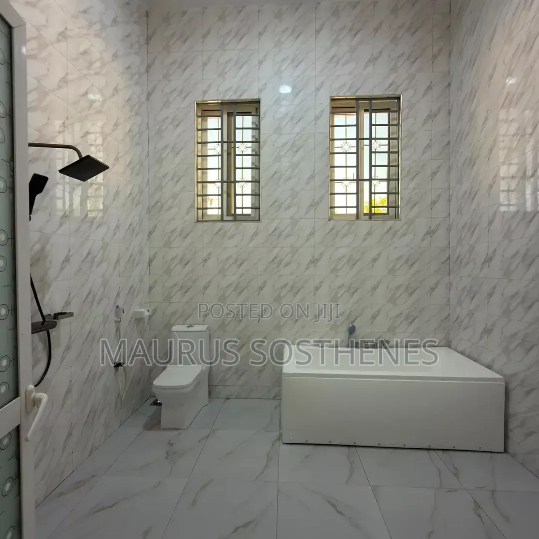 8bdrm House in Goba Centre for sale