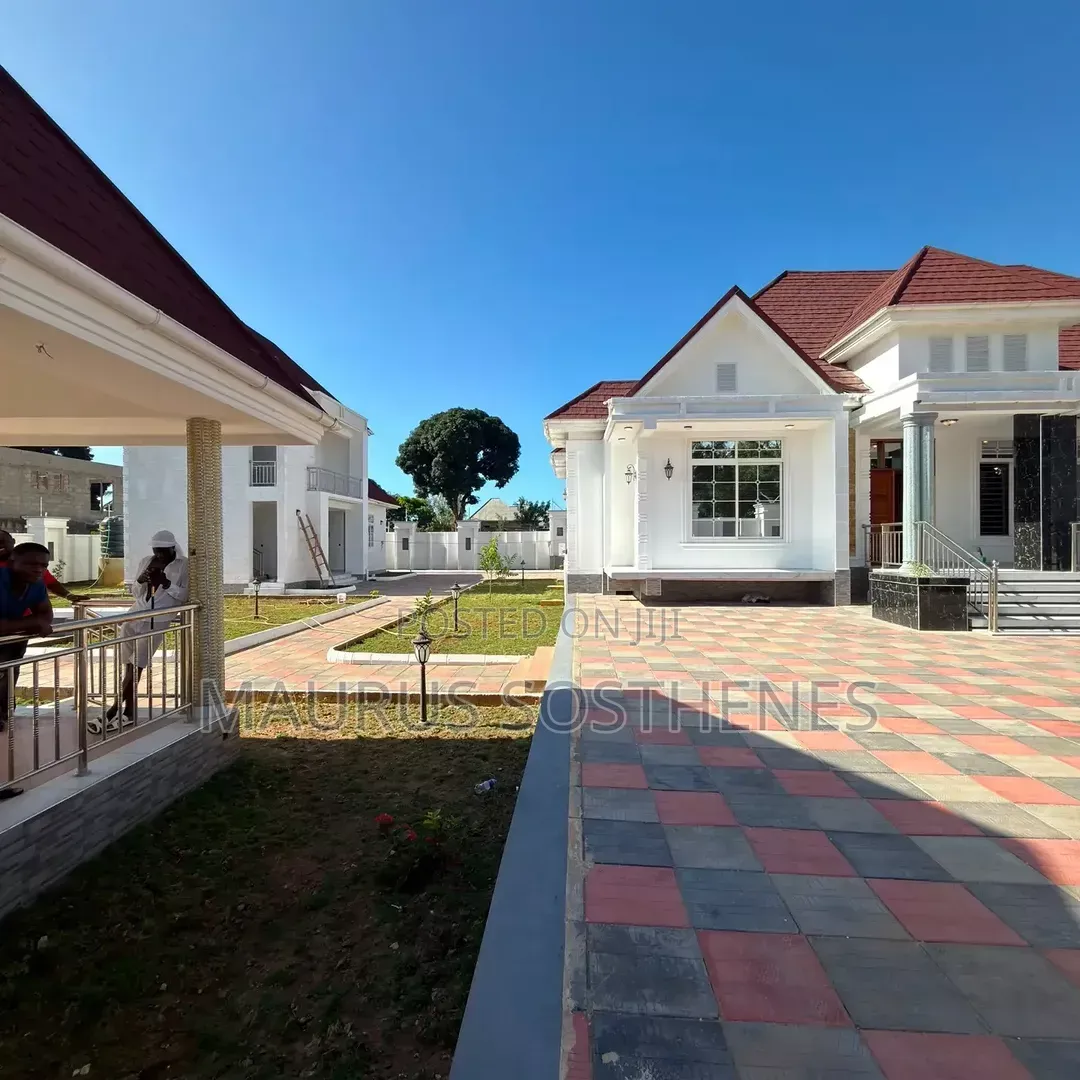 8bdrm House in Goba Centre for sale