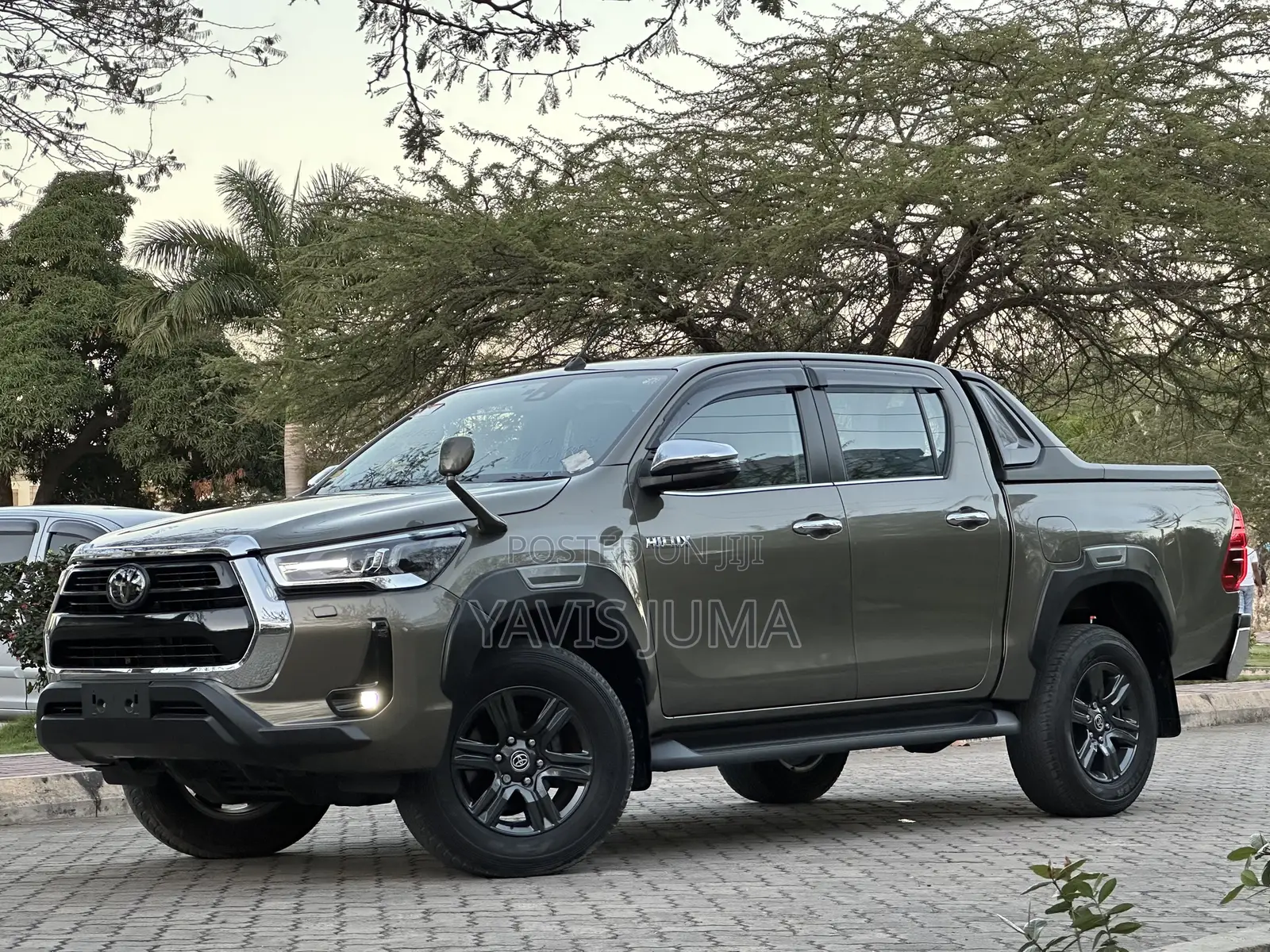 Toyota Hilux 2023 Gray