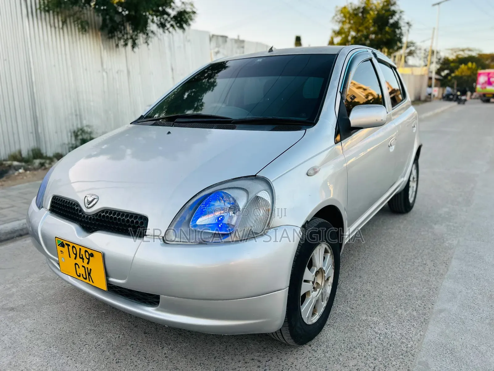 Toyota Vitz 2002 Silver