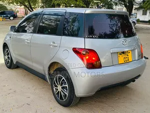 Toyota IST 2004 Silver