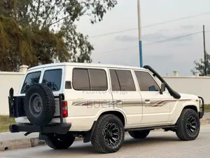 Toyota Land Cruiser 1989 White