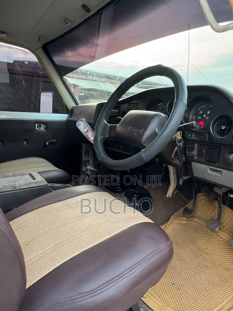 Toyota Land Cruiser 1989 White