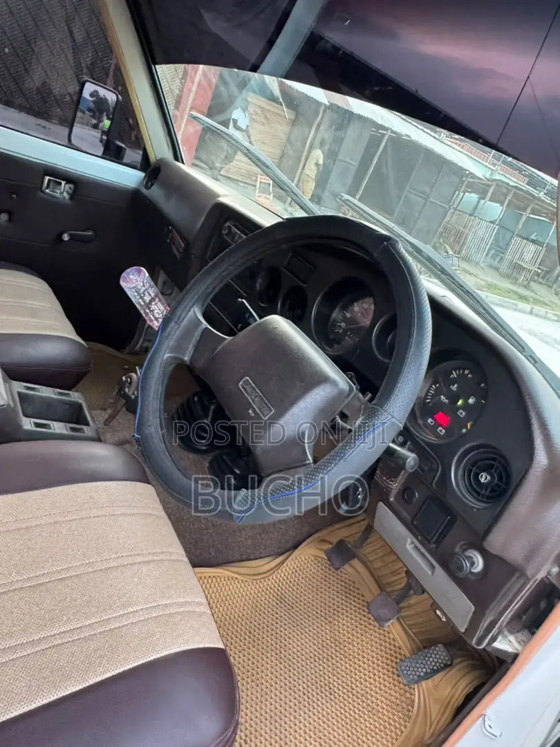 Toyota Land Cruiser 1989 White