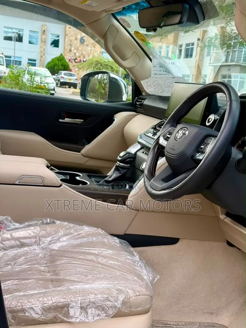 Toyota Land Cruiser 2024 White