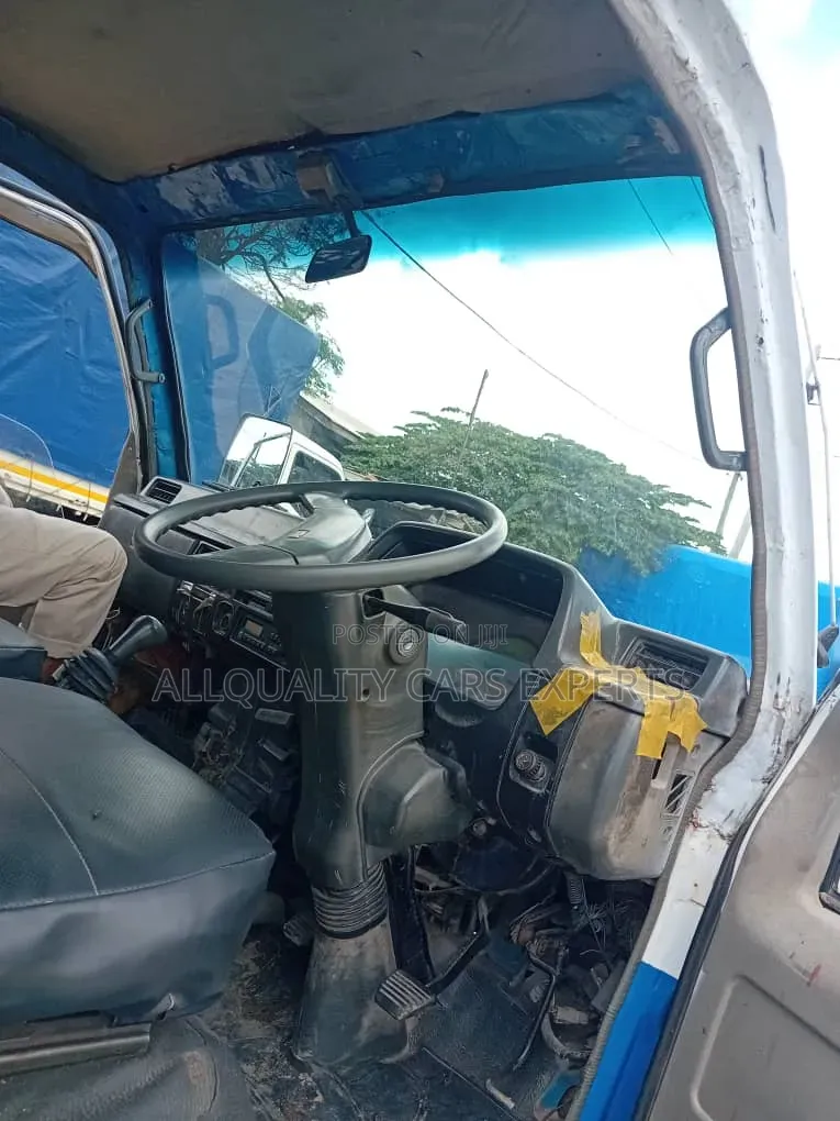 Mitsubishi Canter Cargo Engine 4d33 1998 White
