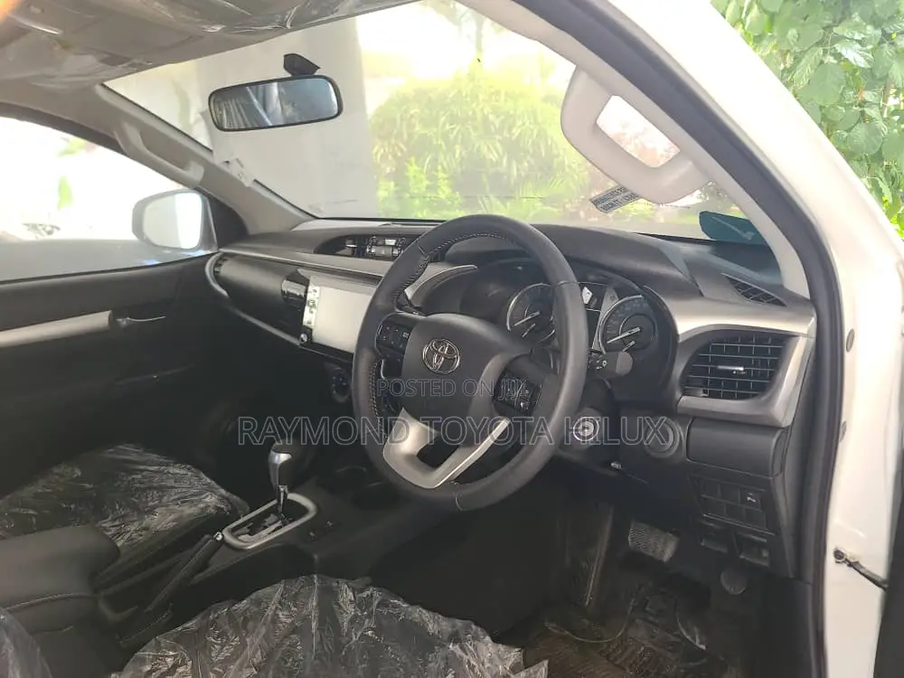 Toyota Hilux 2024 White