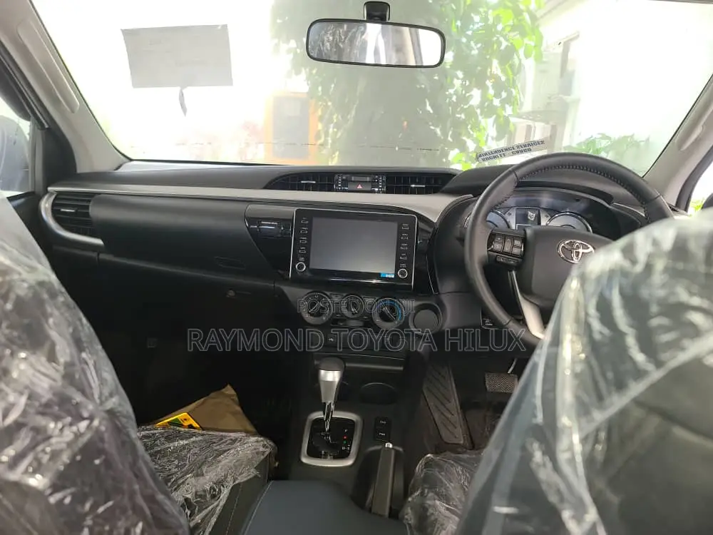 Toyota Hilux 2024 White