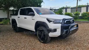 Toyota Hilux 2024 White