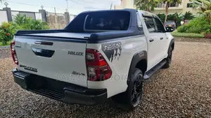 Toyota Hilux 2024 White