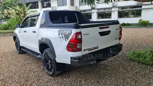 Toyota Hilux 2024 White