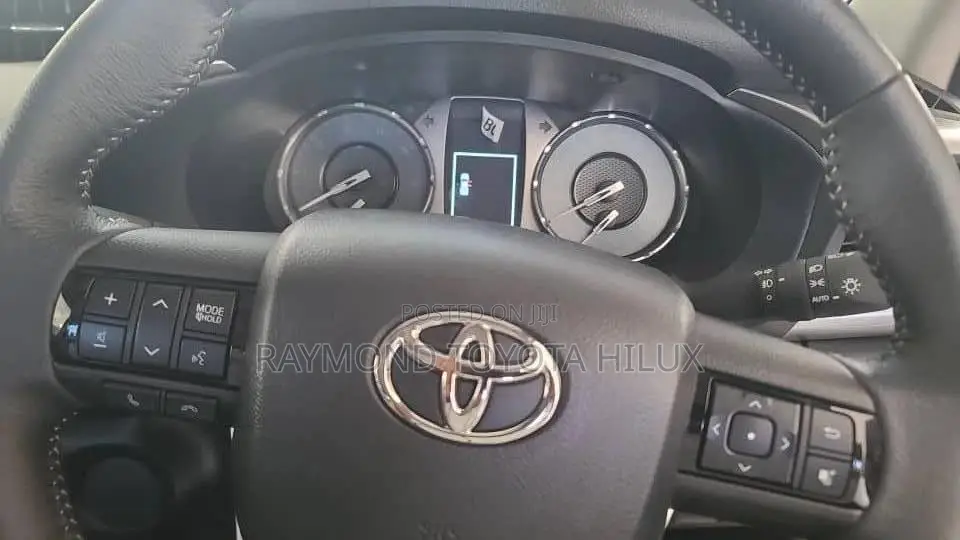 Toyota Hilux 2024 White