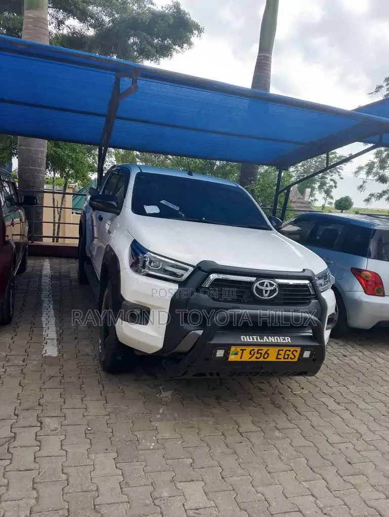 Toyota Hilux 2024 White