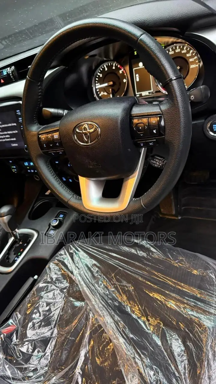Toyota Hilux 2024 White
