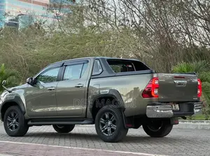 Toyota Hilux 2023 Brown
