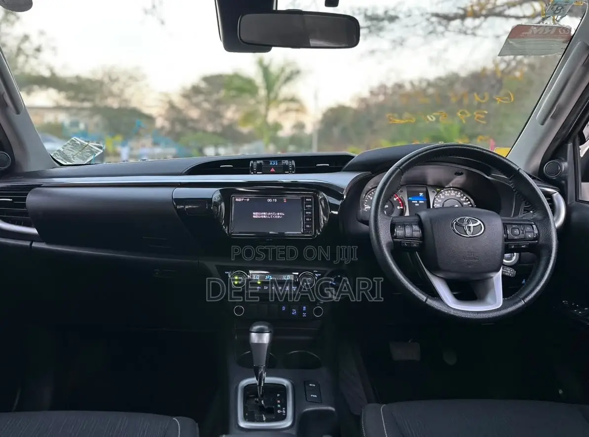Toyota Hilux 2023 Brown