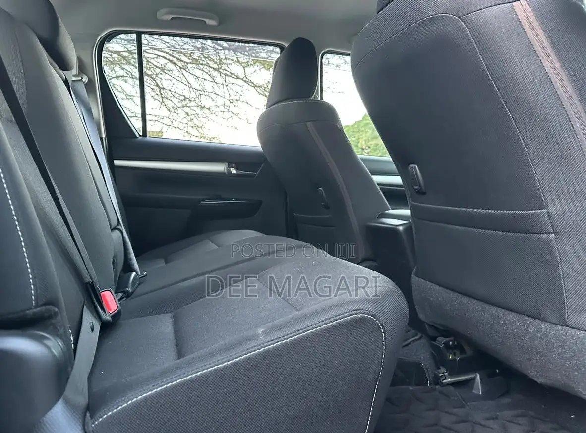 Toyota Hilux 2023 Brown
